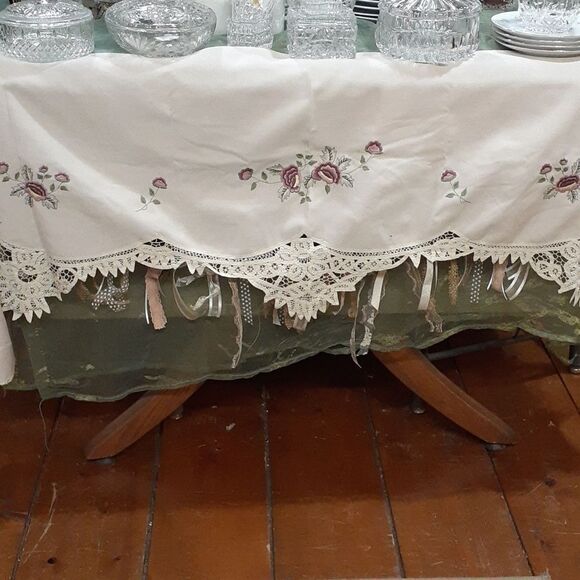 Victorian Embroidery needle point rose mantle cloth with heritage lace edge - Picture 1 of 12